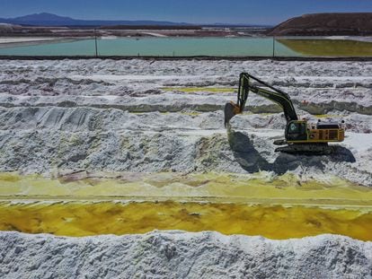 Vista aérea de estanques de salmuera y áreas de procesamiento de la mina de litio de la empresa SQM en el desierto de Atacama (Chile).