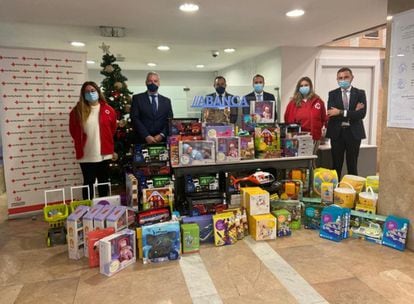 Abanca y Afundación han recogido más de 2.300 juguetes que han entregado a diversas organizaciones sociales, que se encargarán de repartirlos entre las familias más vulnerables de 12 localidades diferentes.