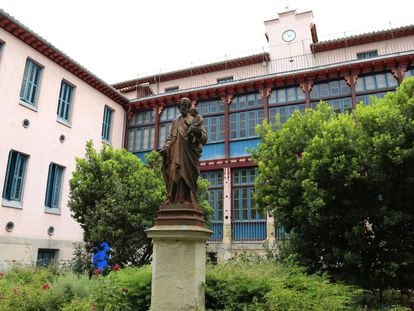 Fachada del Hospital Homeop&aacute;tico, en cuyo jard&iacute;n est&aacute; enterrado el fundador, el marqu&eacute;s de N&uacute;&ntilde;ez.