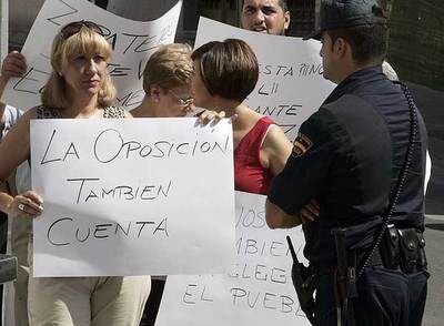 La portavoz del PP de Parla protesta durante la visita de Zapatero.