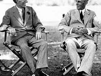 Harvey Firestone (izquierda) con Henry Ford, en el jardín de su casa en 1936.