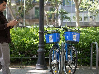 Bicicletes de Dropbyke aparcades en amarratges públics.