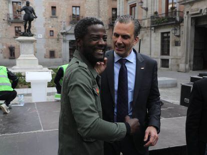 El camerunés Bertrand Ndongo saluda a Javier Ortega Smith en la plaza de la Villa.
