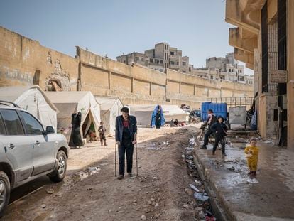 Muchos de los desplazados por la guerra se hacinan en las calles insalubres.