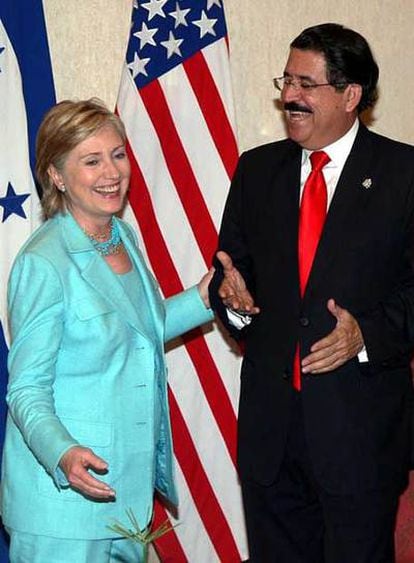 Hillary Clinton, con el presidente de Honduras, Manuel Zelaya.