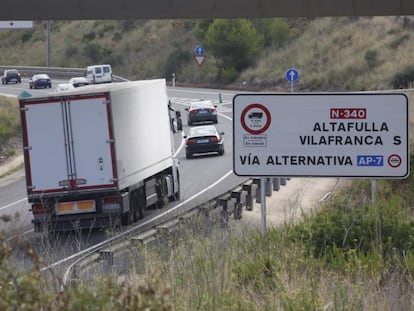 Paneles informativos sobre la restricción de vehículos pesados en la N-340.