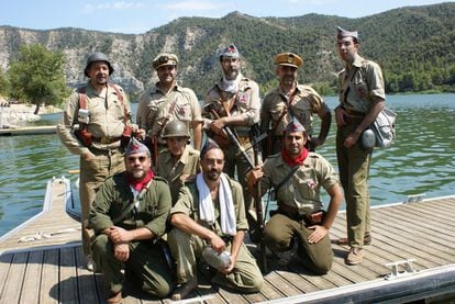 El grupo Frente Madrid vestidos de soldados republicanos en el embarcadero del cauce Matarraña, en Fayón. Los detalles de las ropas son fieles a las fotos de la época. Las armas son originales, aunque están inhabilitadas. Ángel Sáenz Isidoro, al centro con gafas, recreó un tipo de subfusil que llamaban <i>naranjero</i> con tubos de plástico y piezas de metal.