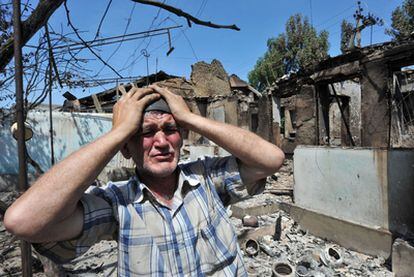 Un hombre de etnia kirguiza se desespera frente a los restos de su casa en Osh, en el sur de Kirguizistán.