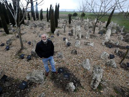 Carlos Sanz, en la necrópolis de Pintia, junto a estelas de enterramientos vacceos,  en marzo de 2020.