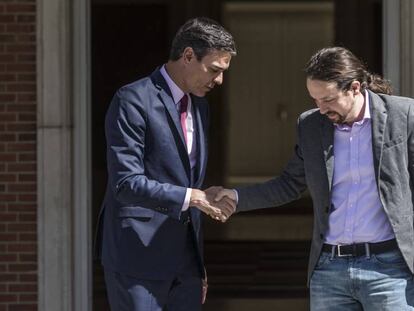 Pedro Sánchez y Pablo Iglesias se saludan antes de la reunión que mantuvieron en La Moncloa el pasado día siete de mayo. En vídeo, declaraciones del Presidente en un acto en Mérida, Extremadura.