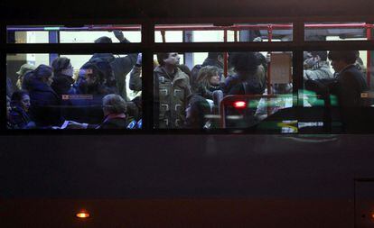 Usuarios en el intercambioador de Plaza Castilla, Madrid. Los autobuses de la EMT de la capital circularon a un 40 o 50 % de su capacidad durante los paros parciales de dos horas por turno.