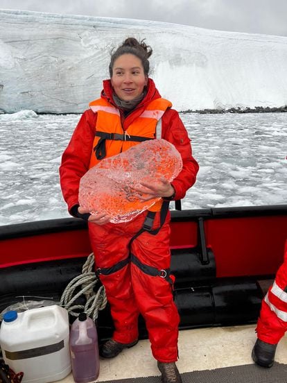 Ximena Aguilar Vega sostiene un bloque de hielo, durante una de sus expediciones en la Antártida.