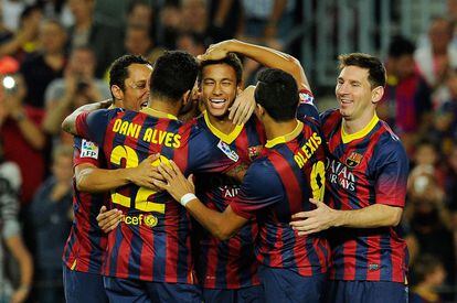 Los jugadores del Barça celebran el primer gol de Neymar.