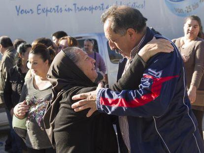 Dos miembros de familias de etnia gitana se abrazan en O Porri&ntilde;o tras regresar de Castilla el pasado 30 de noviembre.