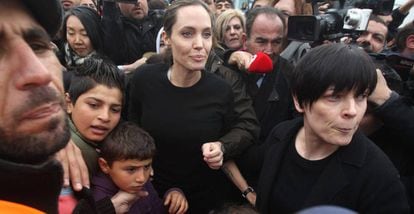 Angelina Jolie en su visita al campamento de refugiados en el el puerto de Pireo (Grecia), el pasado marzo. 