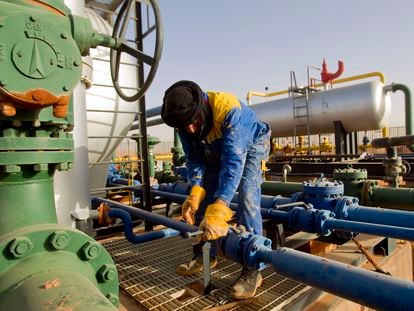 Un empleado trabajaba el viernes en el campo de gas de Zarzaitine, en In Amenas (Argelia).