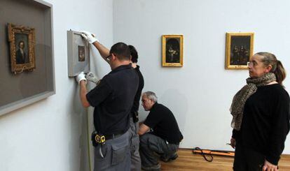 Manuela Mena, comisaria de la exposición 'La belleza encerrada' en el Museo del Prado, supervisa la colocación de un 'goya'.