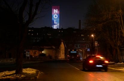 La Torre de Belgrado, iluminada con los colores de Serbia y el nombre de Nole.