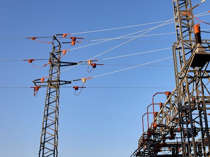 Torres eléctrica en una central de Madrid. Jesús Hellín / Europa Press
21/08/2021
