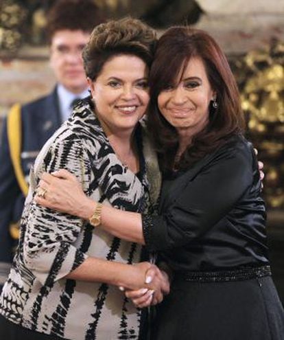 Cristina Fern&aacute;ndez de Kirchner abraza a Dilma Rousseff.