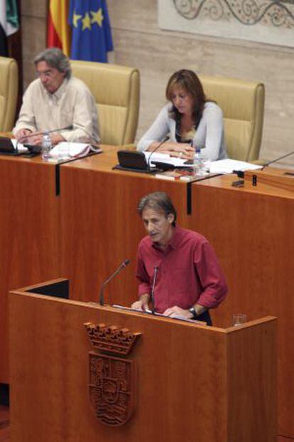 El coordinador general de IU en Extremadura, Pedro Escobar en la Asamblea de Extremadura. Detrás, su compañero de formación Alejandro Nogales.