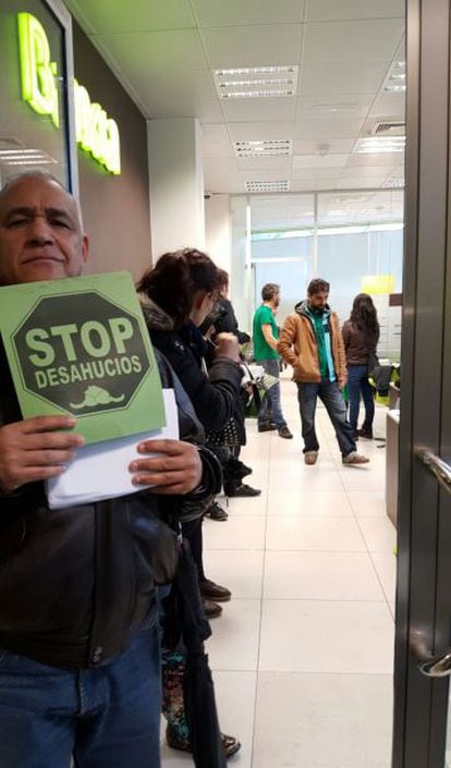 Activistas durante la protesta de este lunes en una sucursal de Bankia.