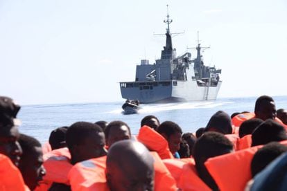 El buque español Cantabria, durante la operación de rescate de inmigrantes del pasado 3 de noviembre.