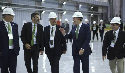 Sánchez Galán (segundo derecha) conversa con José de Ancheta, presidente del Consorcio Empresarial Baixo Iguaçu, en presencia de Mario Ruíz-Tagle, presidente de Neoenergia, y Marcelo López, director general de Neoenergía.