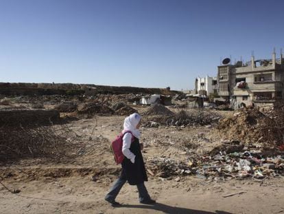 Una joven camina a la escuela en Gaza durante el conflicto de 2009.