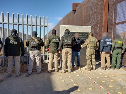 Alejandro Tenescalco durante la entrega a autoridades mexicanas en la frontera de Ciudad Juárez (Chihuahua) y El Paso (Texas), este miércoles.