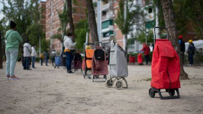 Una cola de carritos de la compra, delante de una entidad que reparte comida a personas en situación vulnerable, en una imagen de 2021 en Madrid. 