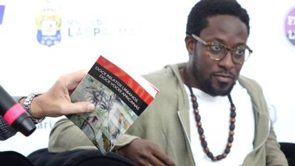 El escritor Nii Ayikwei Parkes en la presentación, en Las Palmas de Gran Canaria, del libro colectivo