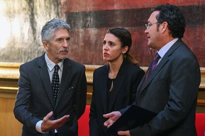 El ministro del Interior, Fernando Grande-Marlaska; la ministra de Igualdad, Irene Montero, y el fiscal general del Estado, Álvaro García Ortiz, hablan este jueves en el Senado en Madrid.