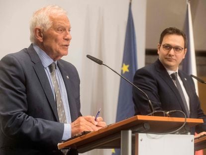 El alto representante para la Política Exterior de la UE, Josep Borrell, junto al ministro de Exteriores de la República Checa, Jan Lipavsky, este miércoles en Praga.