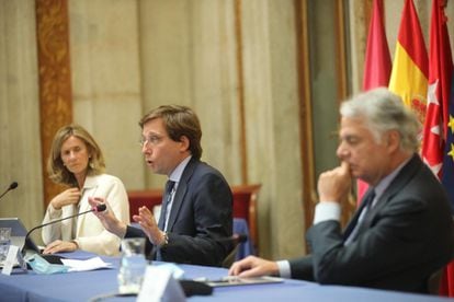 El alcalde de Madrid, José Luis Martínez-Almeida, se reunió ayer con diferentes representantes del mundo empresarial, entre ellos Ignacio Garralda, presidente de Mutua Madrileña, para analizar el impacto social y económico de la crisis sanitaria. 