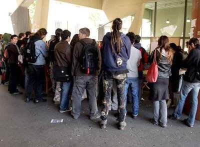 Un grupo de estudiantes <i>anti-Bolonia</i> causaron destrozos en la puerta del rectorado de la Universidad Autónoma, en Bellaterra.