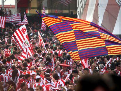 Aficionados del Athletic y del Barcelona, en la final de 2012