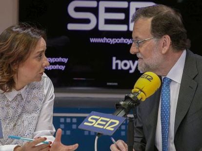 El presidente del Gobierno, Mariano Rajoy, junto a la periodista Pepa Bueno, durante una entrevista en el progarma &quot;Hoy por hoy&quot;, de la Cadena Ser.