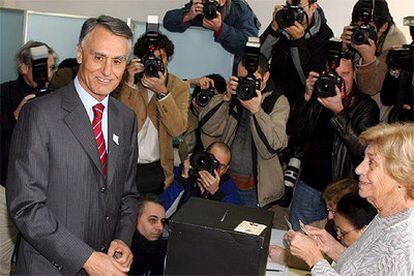 El candidato conservador y ex primer ministro Anibal Cavaco Silva, después de votar en un colegio electoral de Lisboa.