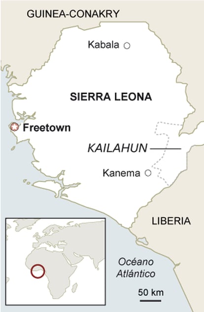 Mapa em espanhol de Serra Leoa, indicando a capital, Freetown.