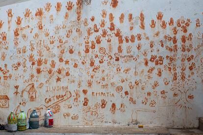 Mural realizado con las manos de todas las personas que han pasado por una de las casas familiares de Cruz Blanca en la Vegueta.