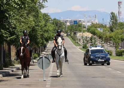Dos policías a caballo patrullan las calles que rodean los pabellones de IFEMA, donde se celebrará la Cumbre de la OTAN, con la participación de más de 40 dirigentes de estado.