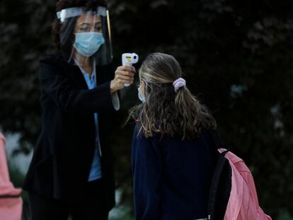 Toma de temperatura a alumnos del Colegio Privado Alameda de Osuna durante el primer día del curso escolar 2020-2021, en Madrid