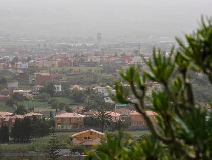 Ambiente turbio y cargado en La Laguna, este jueves, durante la alerta decretada por el Gobierno de Canarias por altas temperaturas y calima.