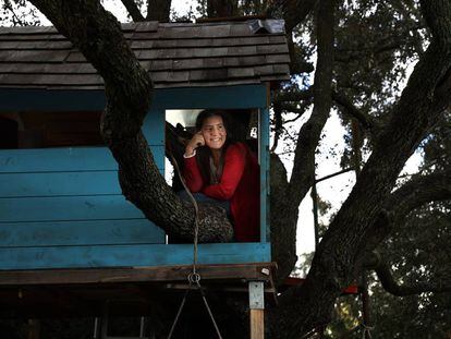 Lea V&eacute;lez en la casita sobre la encina que construy&oacute; para sus hijos, en Villanueva de la Ca&ntilde;ada.