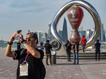 Un grupo de aficionados hace fotos en Doha, Qatar, el pasado 17 de noviembre