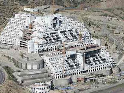 Hotel construido en el paraje de El Algarrobico.