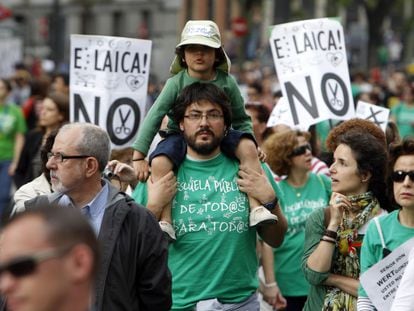 Una familia durante la manifestación en Madrid, convocada por primera vez de forma conjunta por padres, profesores y alumnos para todos los niveles de la enseñanza pública en España, el 28 de octubre.