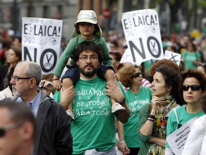 Una familia durante la manifestación en Madrid, convocada por primera vez de forma conjunta por padres, profesores y alumnos para todos los niveles de la enseñanza pública en España, el 28 de octubre.