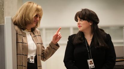 Sarah Paulson como Linda Tripp (izquierda) y Beanie Feldstein como Monica Lewinsky en la tercera temporada de 'American Crime Story'.